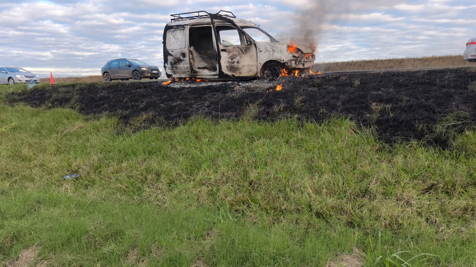 Se incendió un utilitario en la autopista Rosario-Córdoba: no hubo heridos